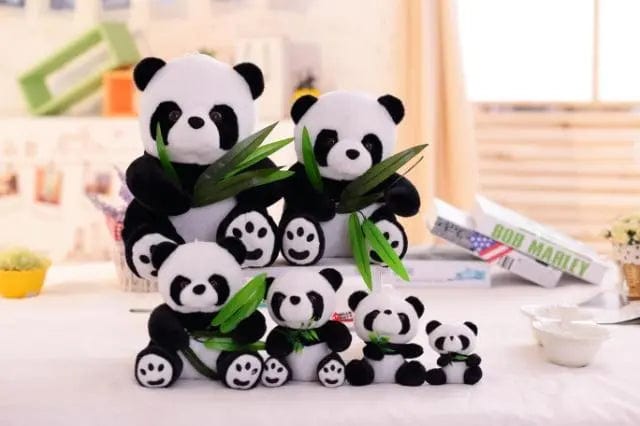 Peluche panda qui mange du bambou