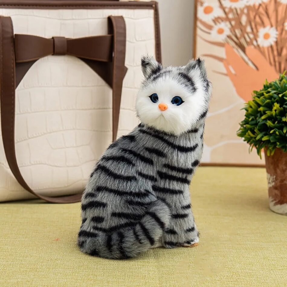 Peluche chat réaliste câlin doux compagnon maison