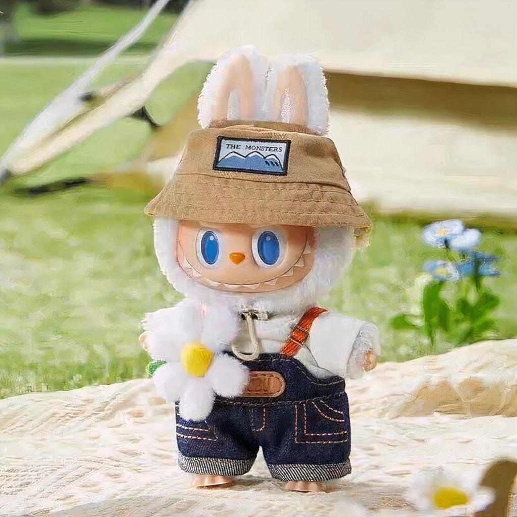 Peluche type Labubu blanc jardinier en salopette