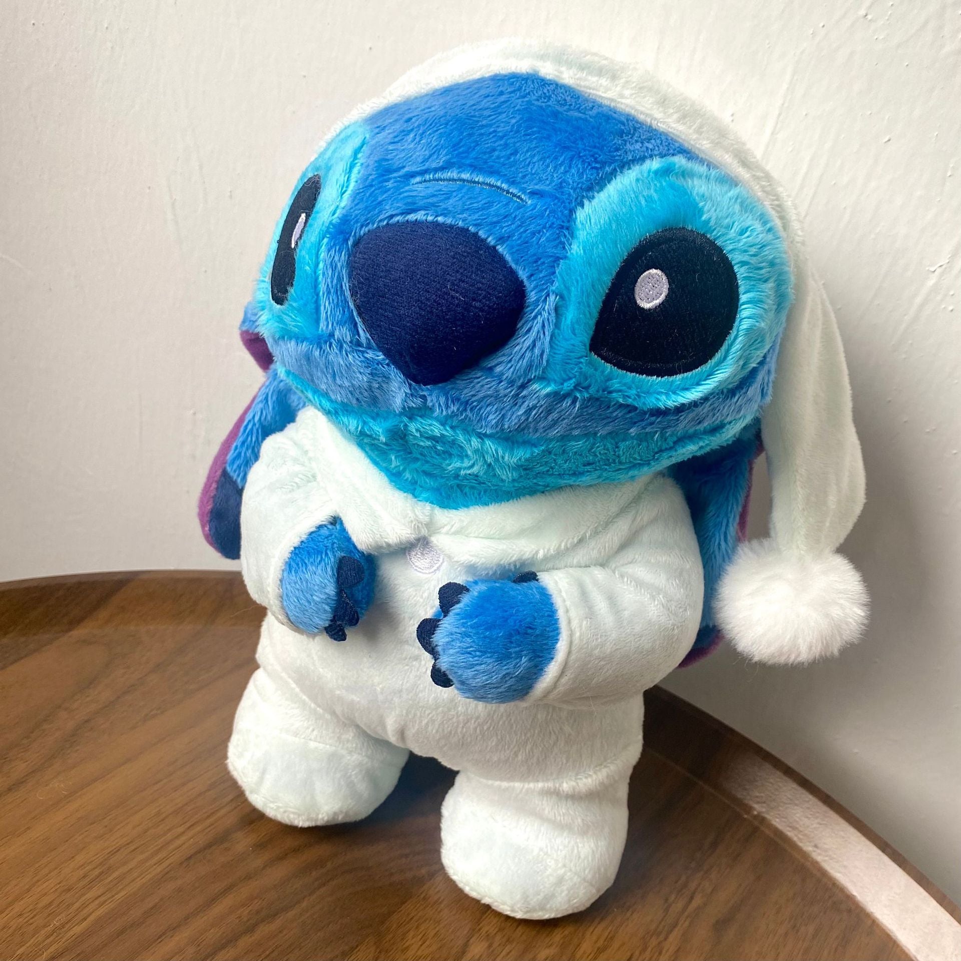 Peluche Stitch en pyjama bleu avec bonnet de nuit