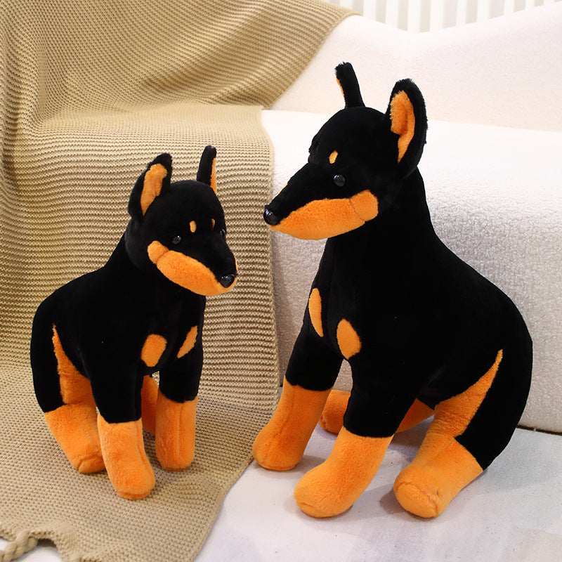 Peluche chien doberman noir et marron assis