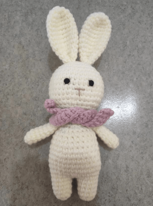 Peluche crochet lapin avec son écharpe rouge en long