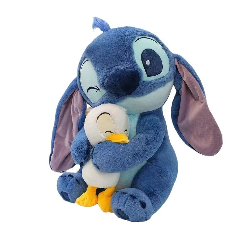 Peluche stitch bleu doux câlinant un ami