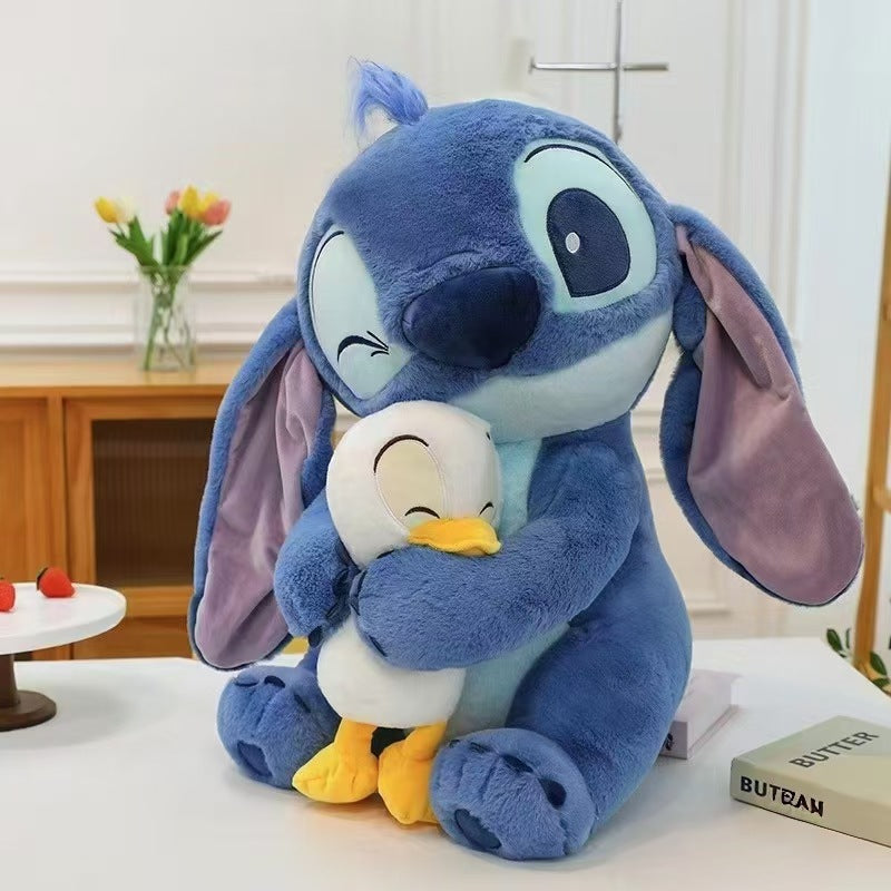 Peluche stitch bleu doux câlinant un ami
