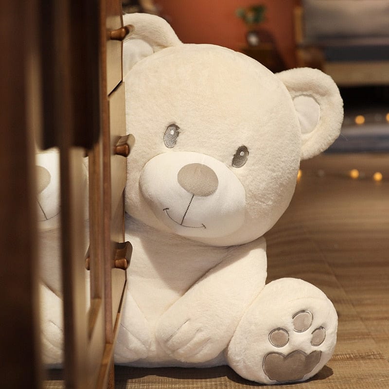 L'ours en peluche aux pattes douces et câlines