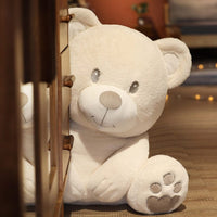 L'ours en peluche aux pattes douces et câlines