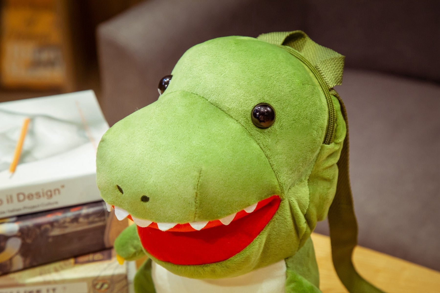 Le bébé dinosaure - sac à dos en peluche