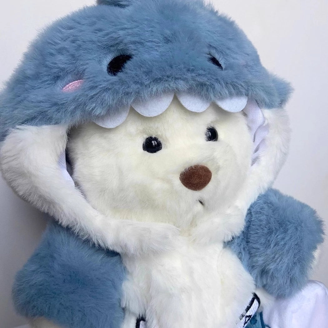 Ours en peluche déguisé en requin