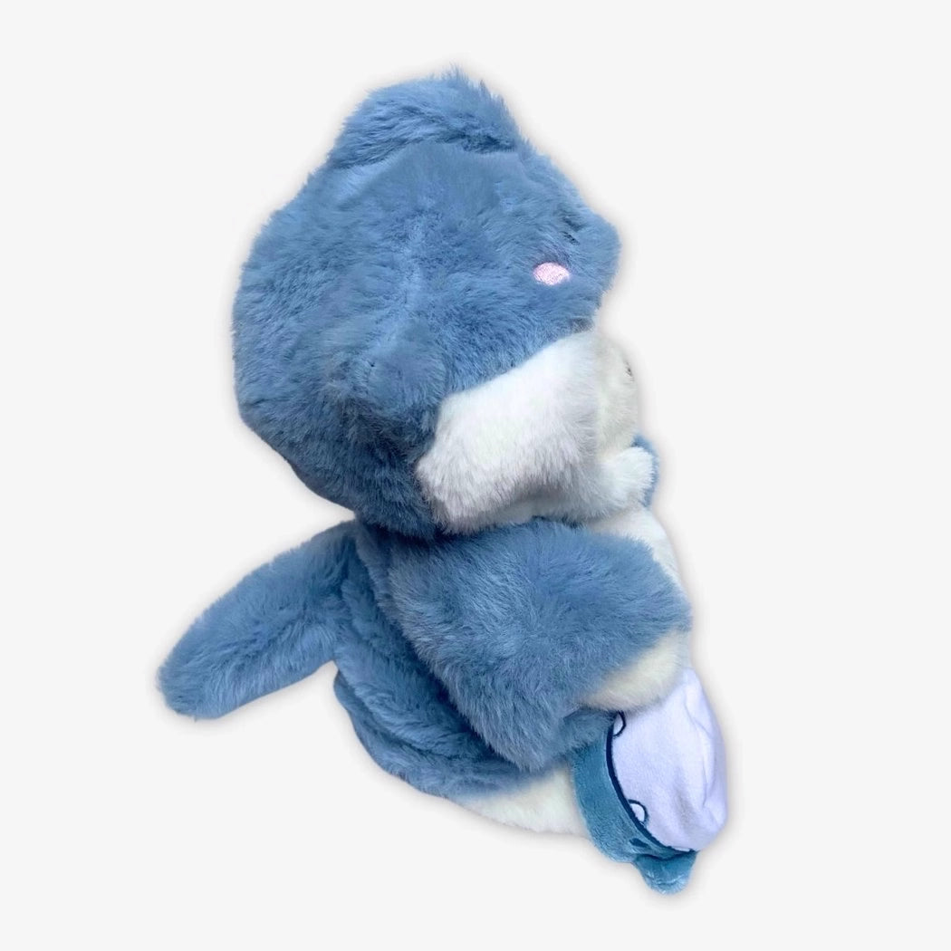 Ours en peluche déguisé en requin