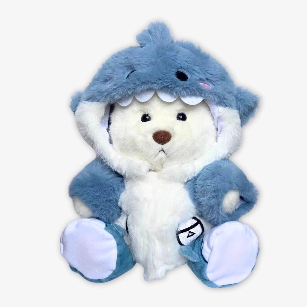 Ours en peluche déguisé en requin