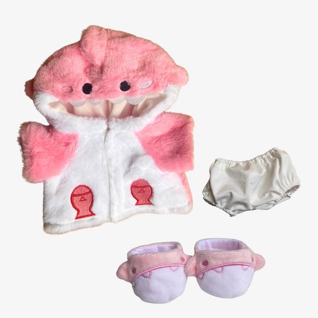 Ours en peluche déguisé en requin