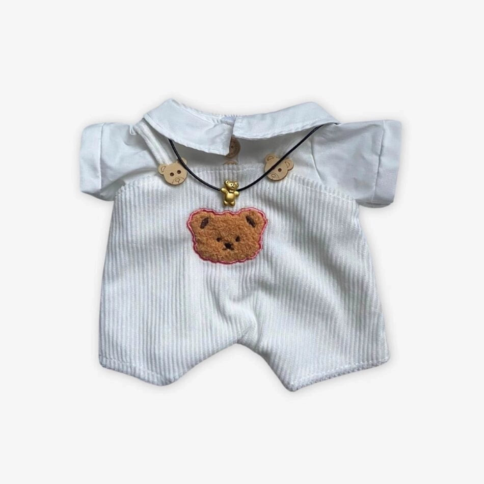 Ours en peluche en combinaison blanche