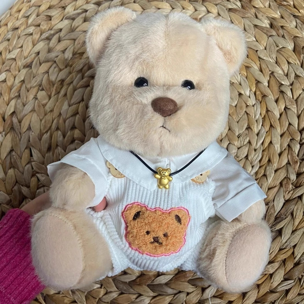 Ours en peluche en combinaison blanche