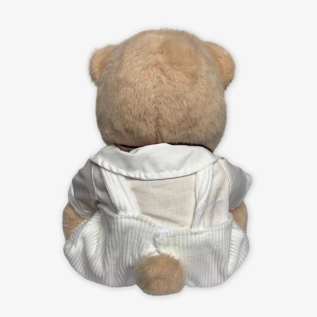 Ours en peluche en combinaison blanche