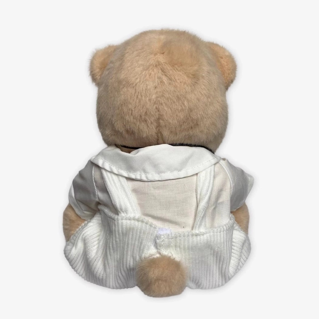 Ours en peluche en combinaison blanche