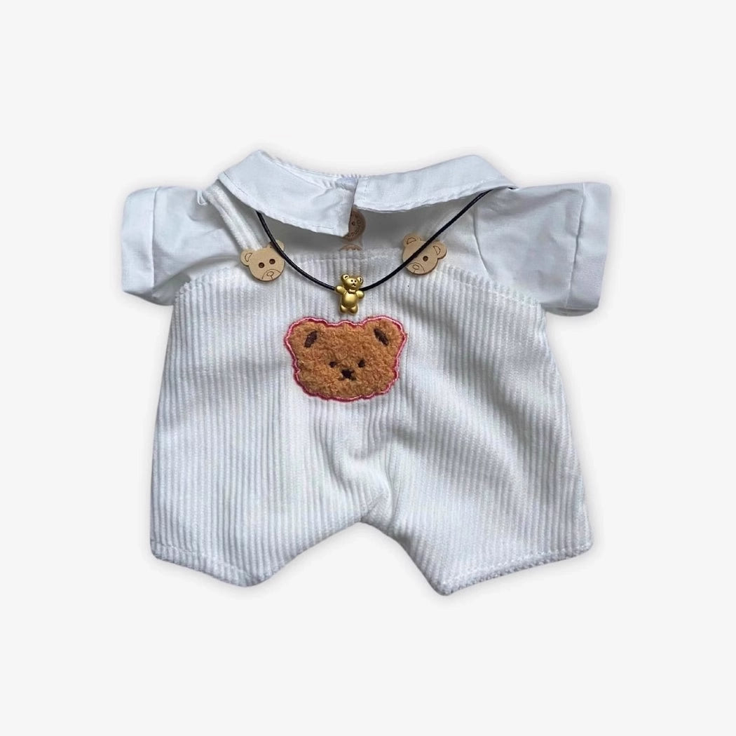 Ours en peluche en combinaison blanche