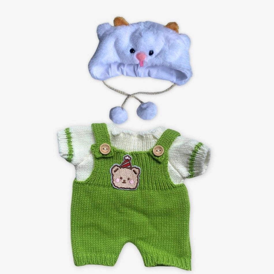 Ours en peluche en combinaison verte