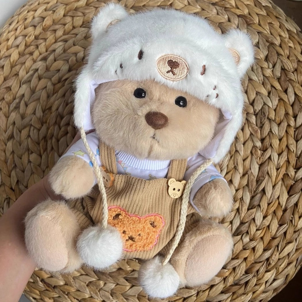 Ours en peluche déguisé en salopette marron