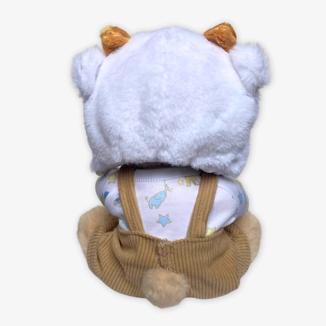 Ours en peluche déguisé en salopette marron