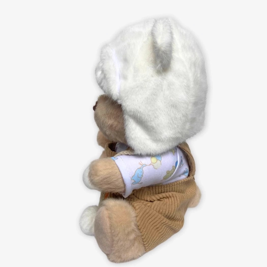 Ours en peluche déguisé en salopette marron