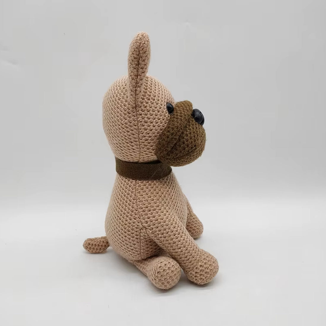 Peluche bouledogue crochet doux compagnon maison cozy La compagnie de la peluche