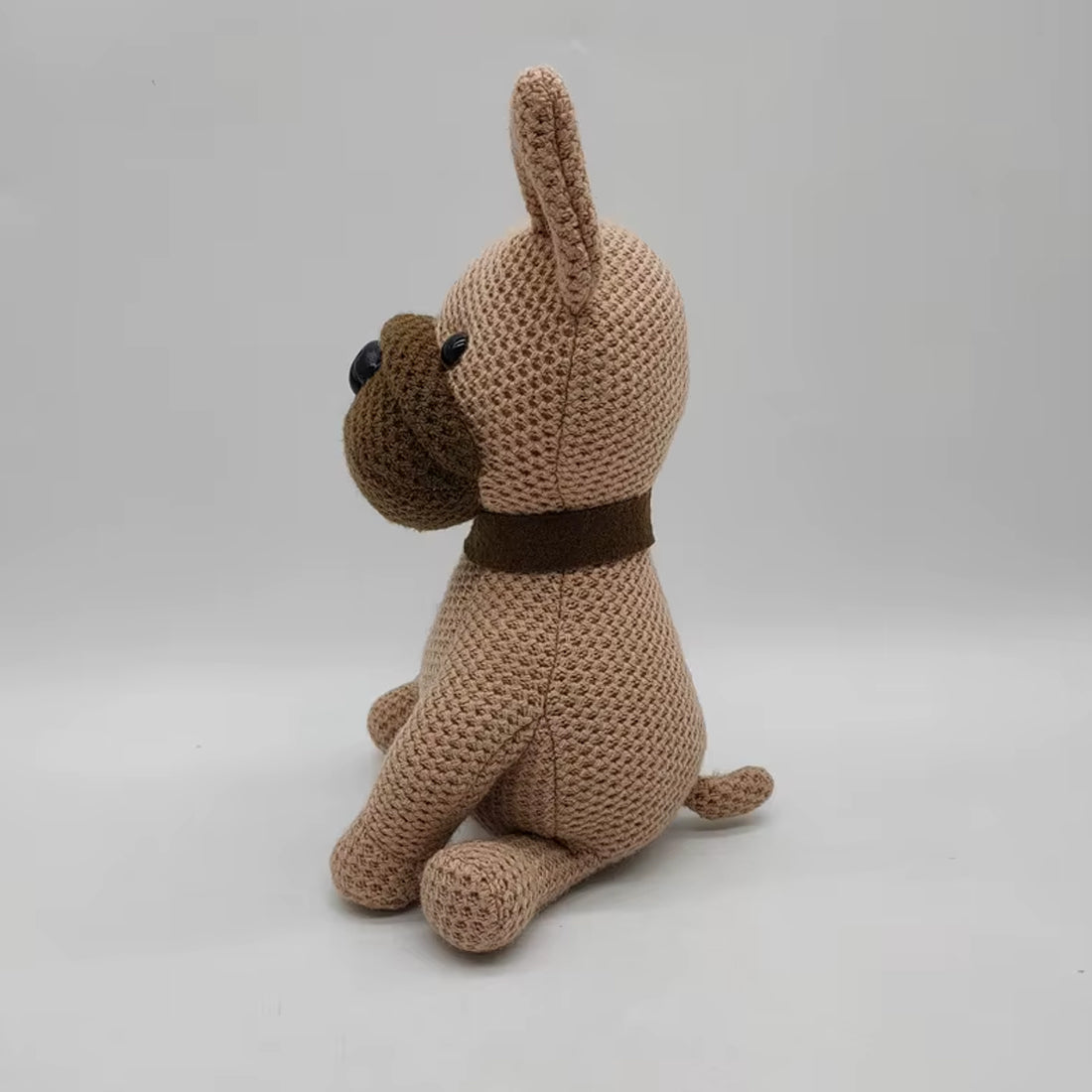 Peluche bouledogue crochet doux compagnon maison cozy La compagnie de la peluche
