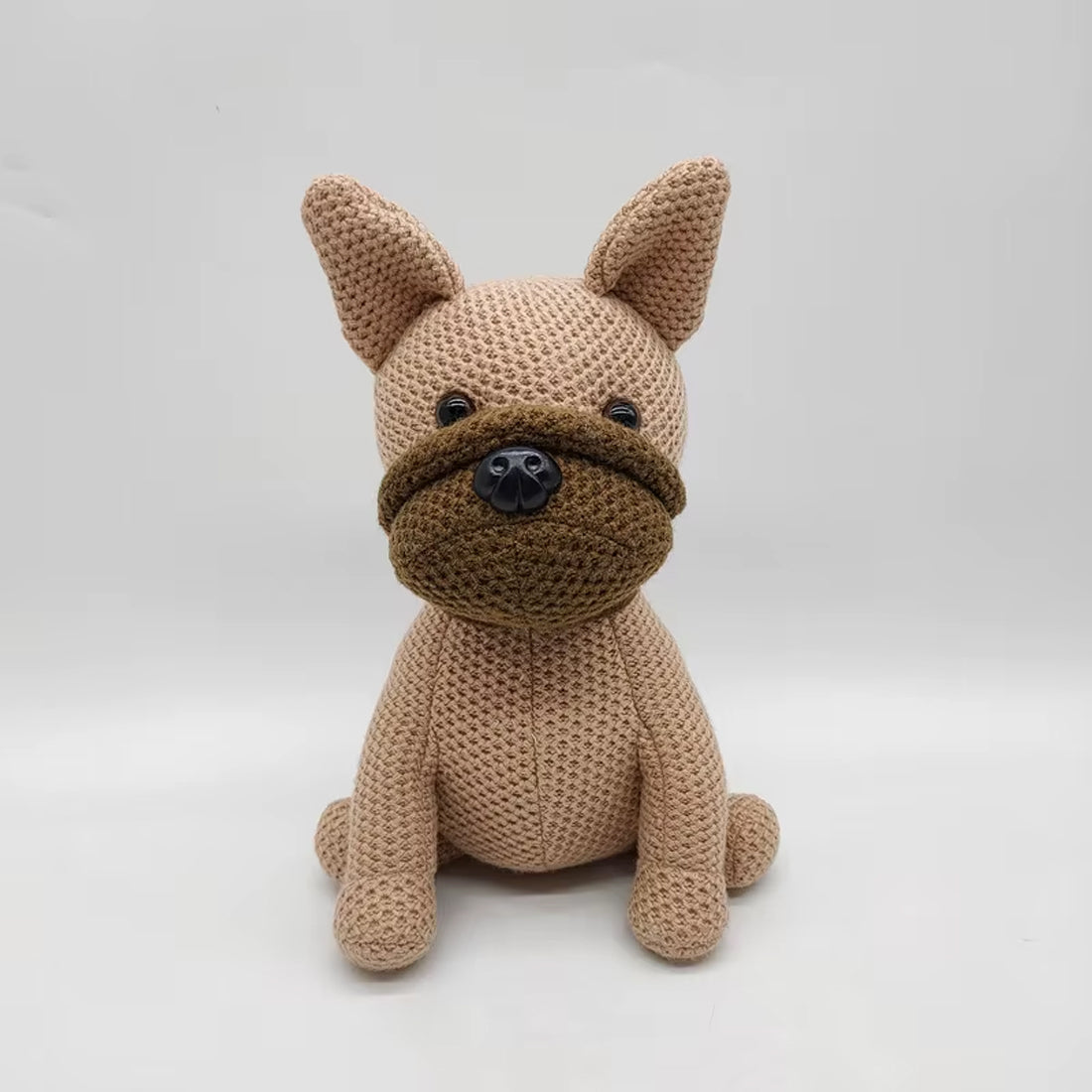 Peluche bouledogue crochet doux compagnon maison cozy La compagnie de la peluche
