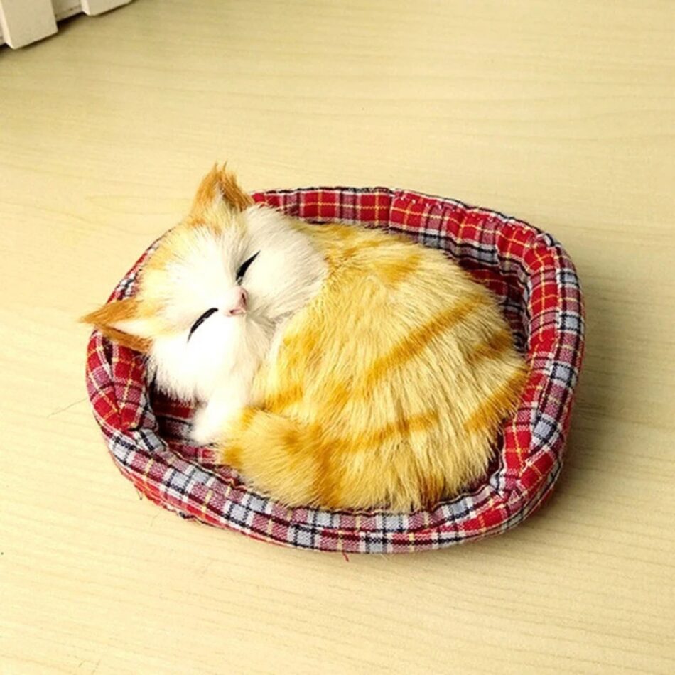Peluche chat endormi doux câlin univers apaisant Modèle 2 La compagnie de la peluche