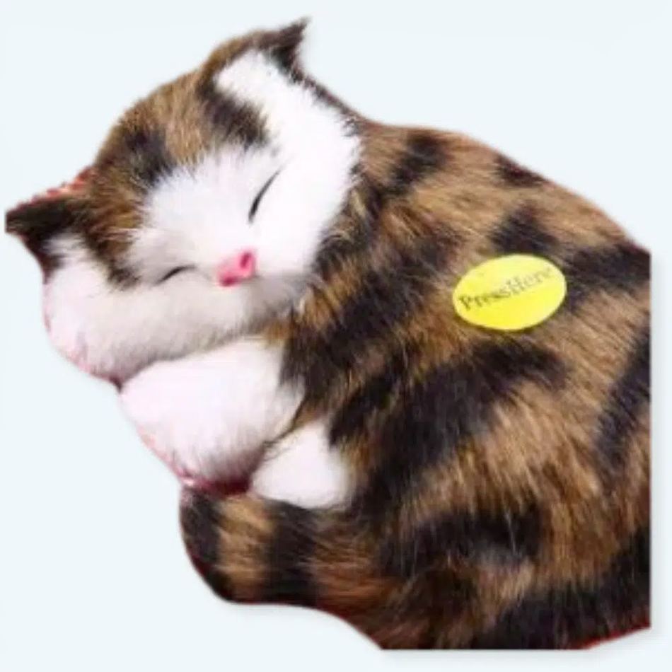 Peluche chat tigré marron endormi doux et câlin La compagnie de la peluche