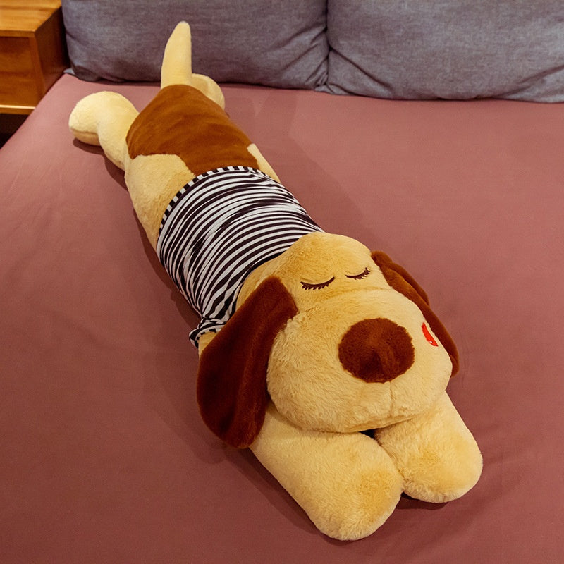 Peluche chien géant qui pote un t-shirt coloré