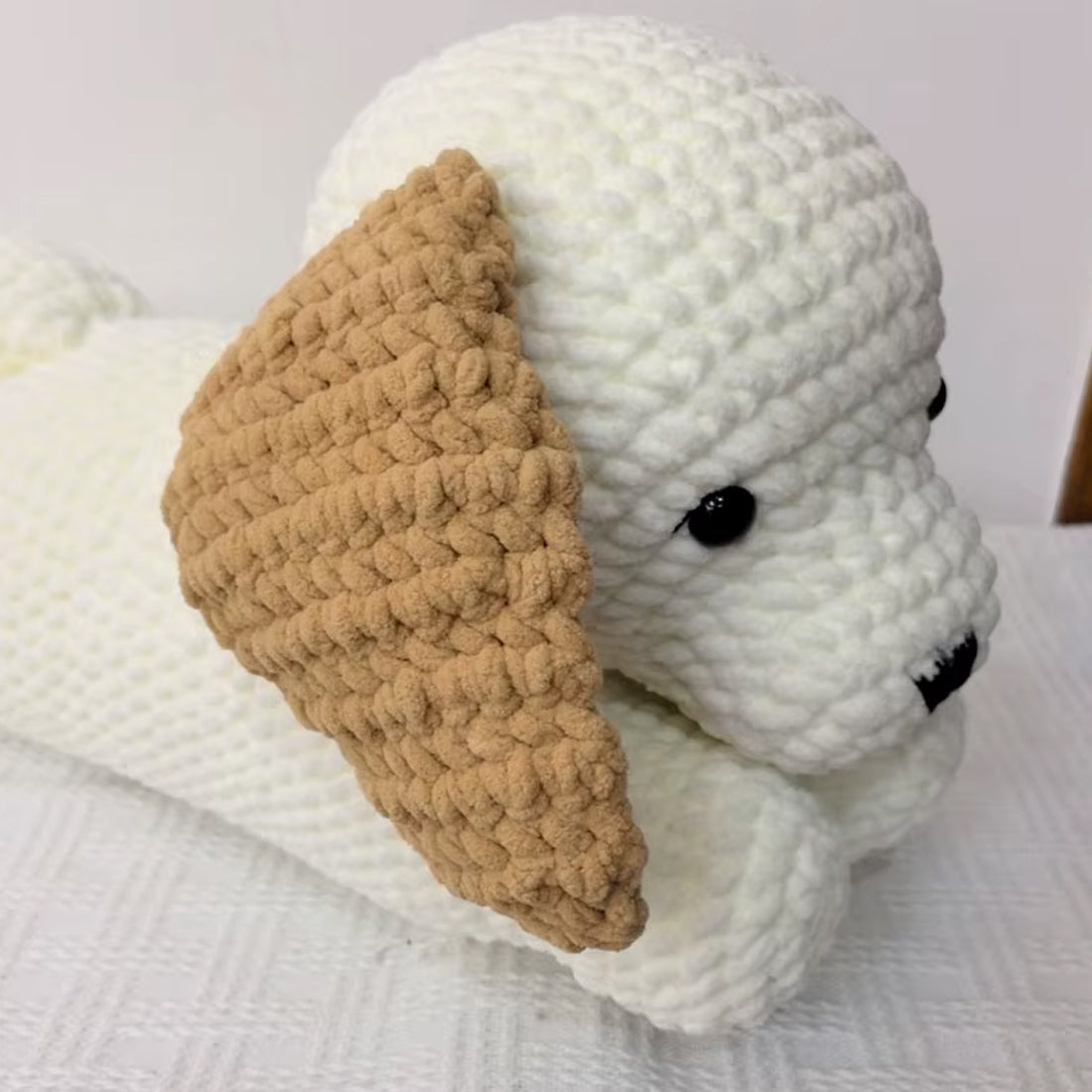 Peluche chien oreiller doux crochet relaxant cozy La compagnie de la peluche