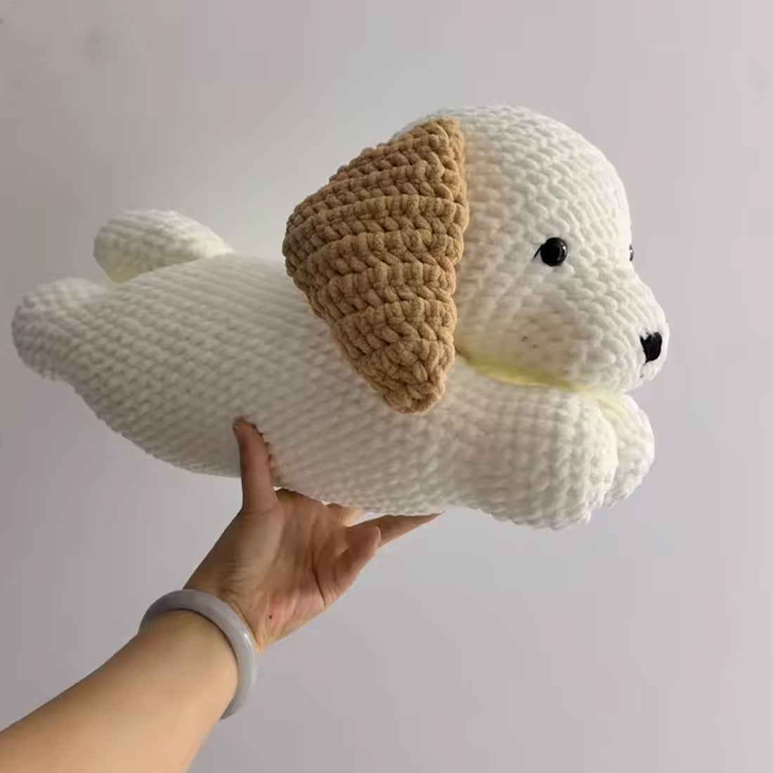 Peluche chien oreiller doux crochet relaxant cozy La compagnie de la peluche