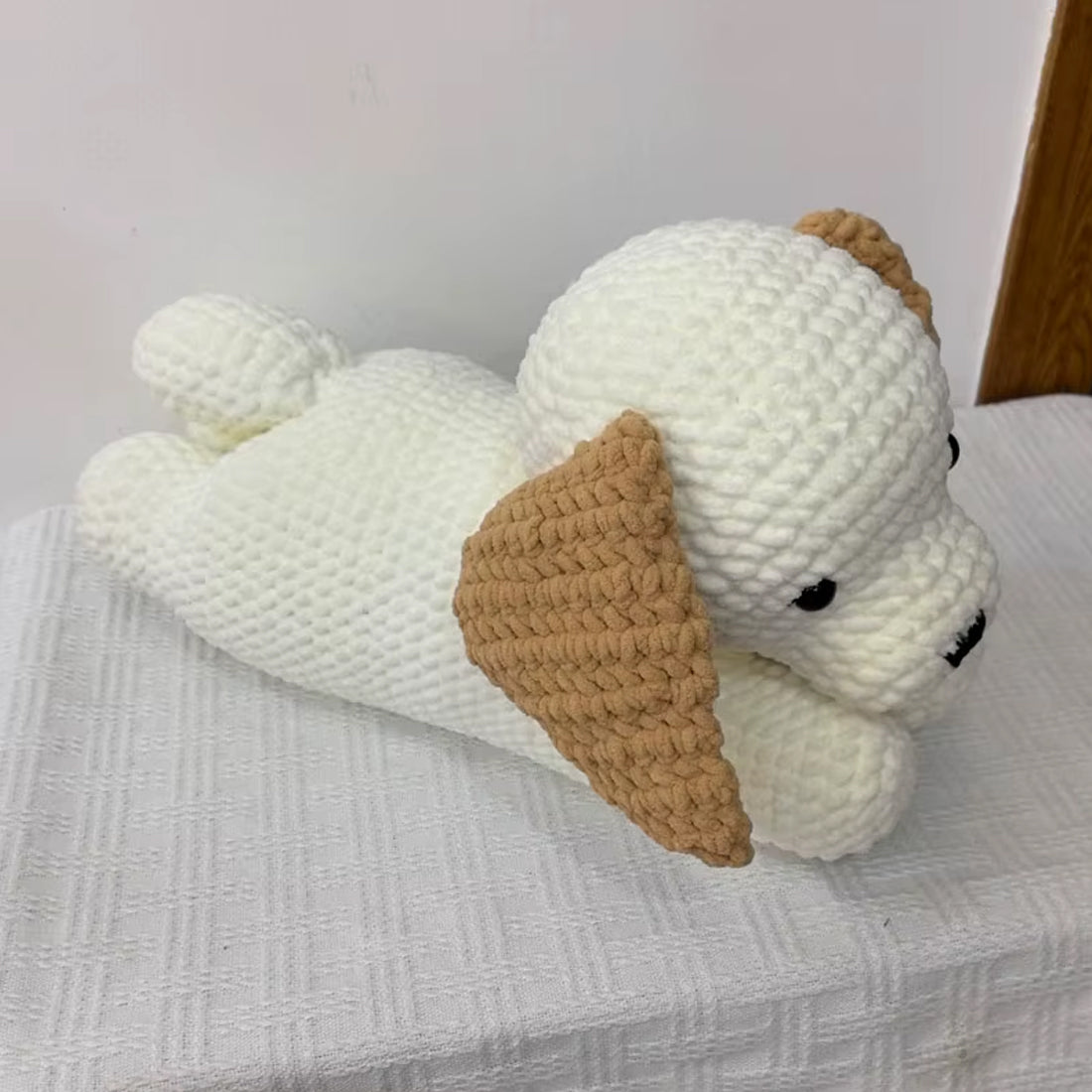 Peluche chien oreiller doux crochet relaxant cozy La compagnie de la peluche
