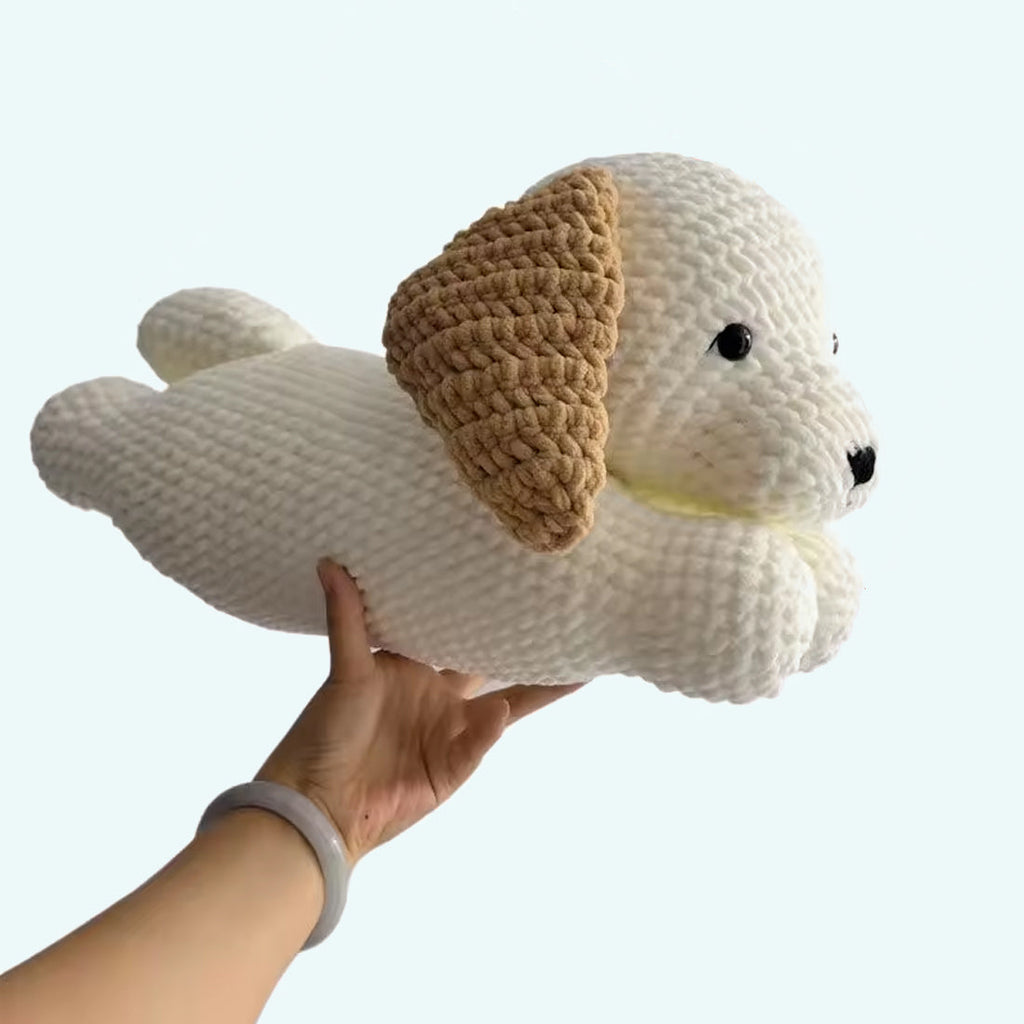 Peluche chien oreiller doux crochet relaxant cozy La compagnie de la peluche