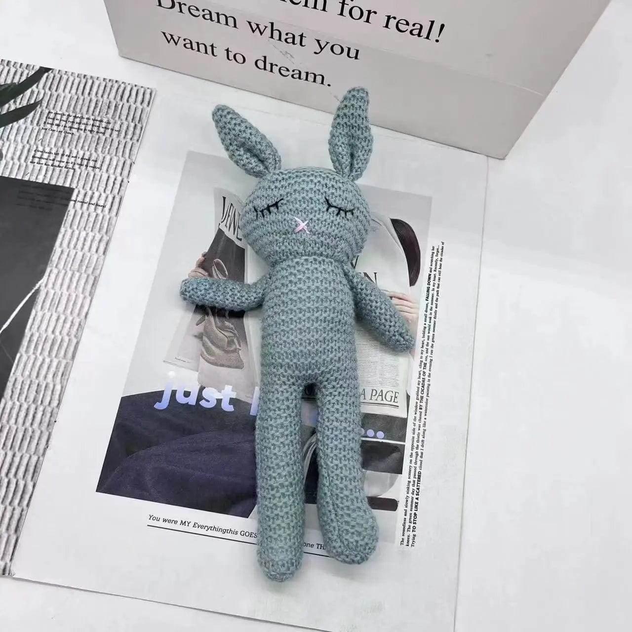 Peluche crochet lapin aux longues jambes Gris