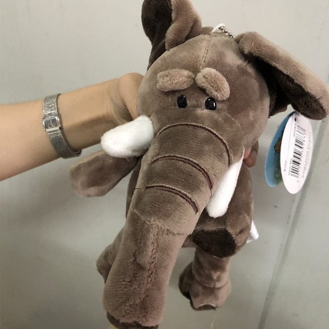 Peluche éléphant aux longues défenses