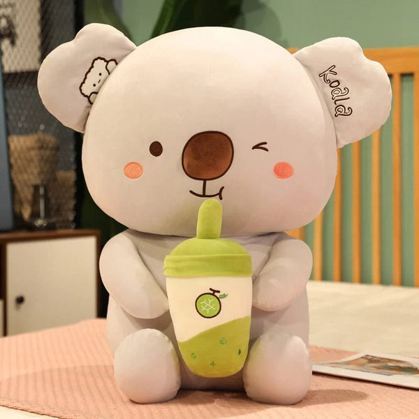 Peluche koala qui boit un bubble tea pomme