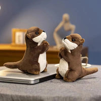 Peluche loutre aux mains jointes