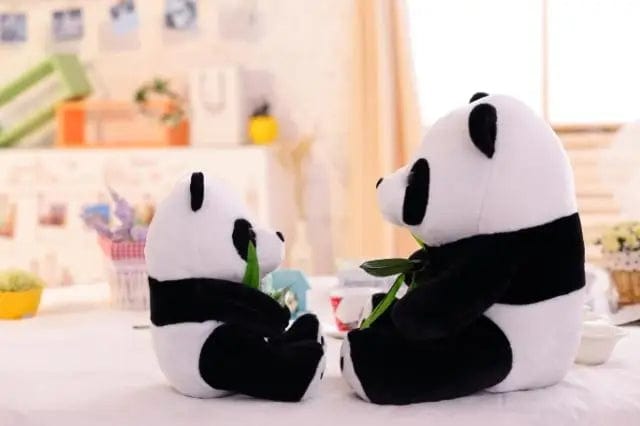 Peluche panda qui mange du bambou