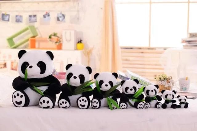 Peluche panda qui mange du bambou