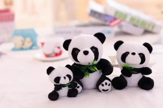 Peluche panda qui mange du bambou