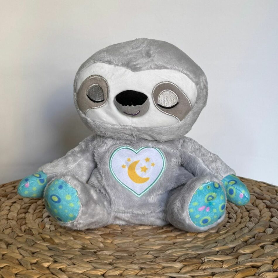 Peluche paresseux veilleuse douce respiration apaisante gris La compagnie de la peluche