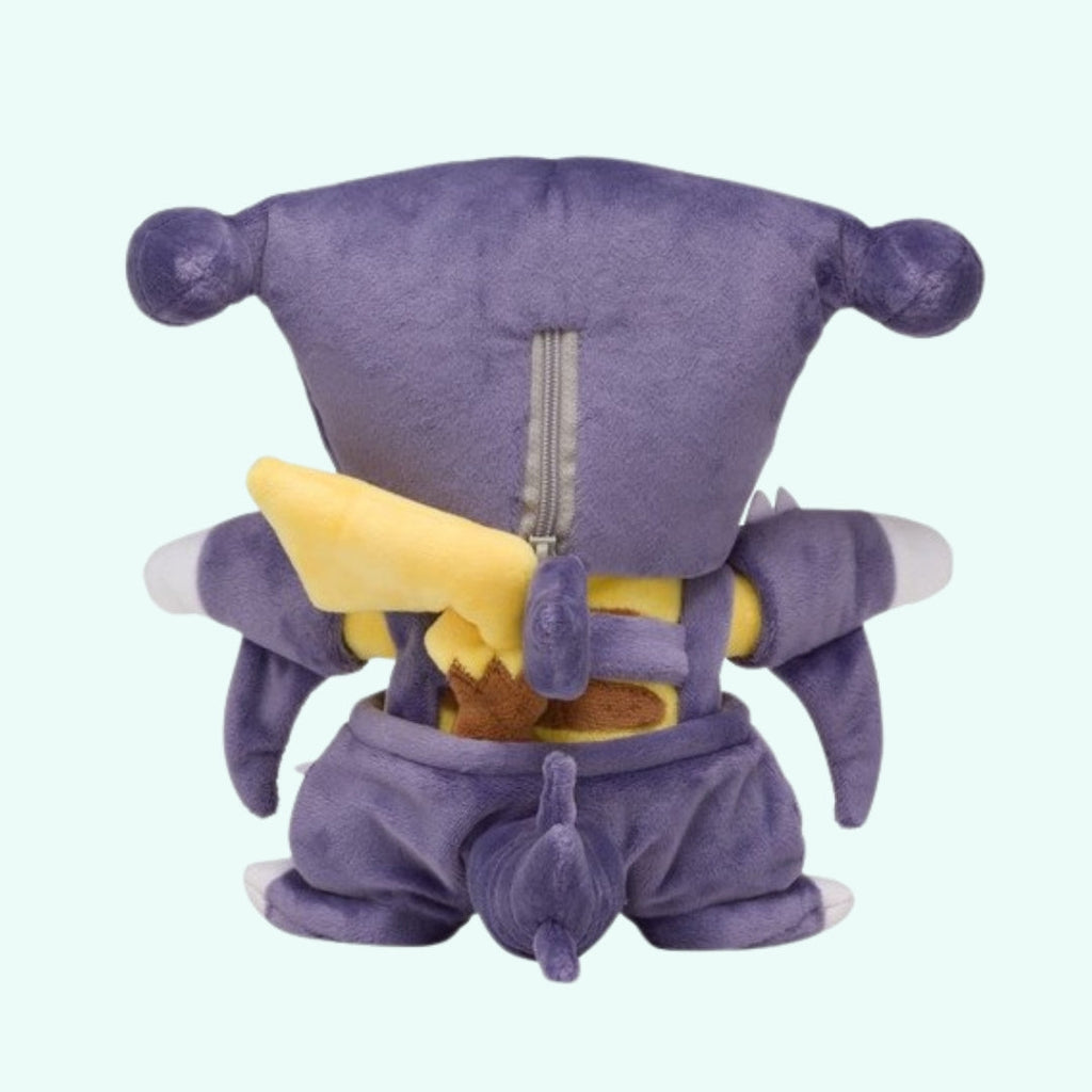 Peluche Pikachu déguisé Carchacrok adorable collection geek La compagnie de la peluche