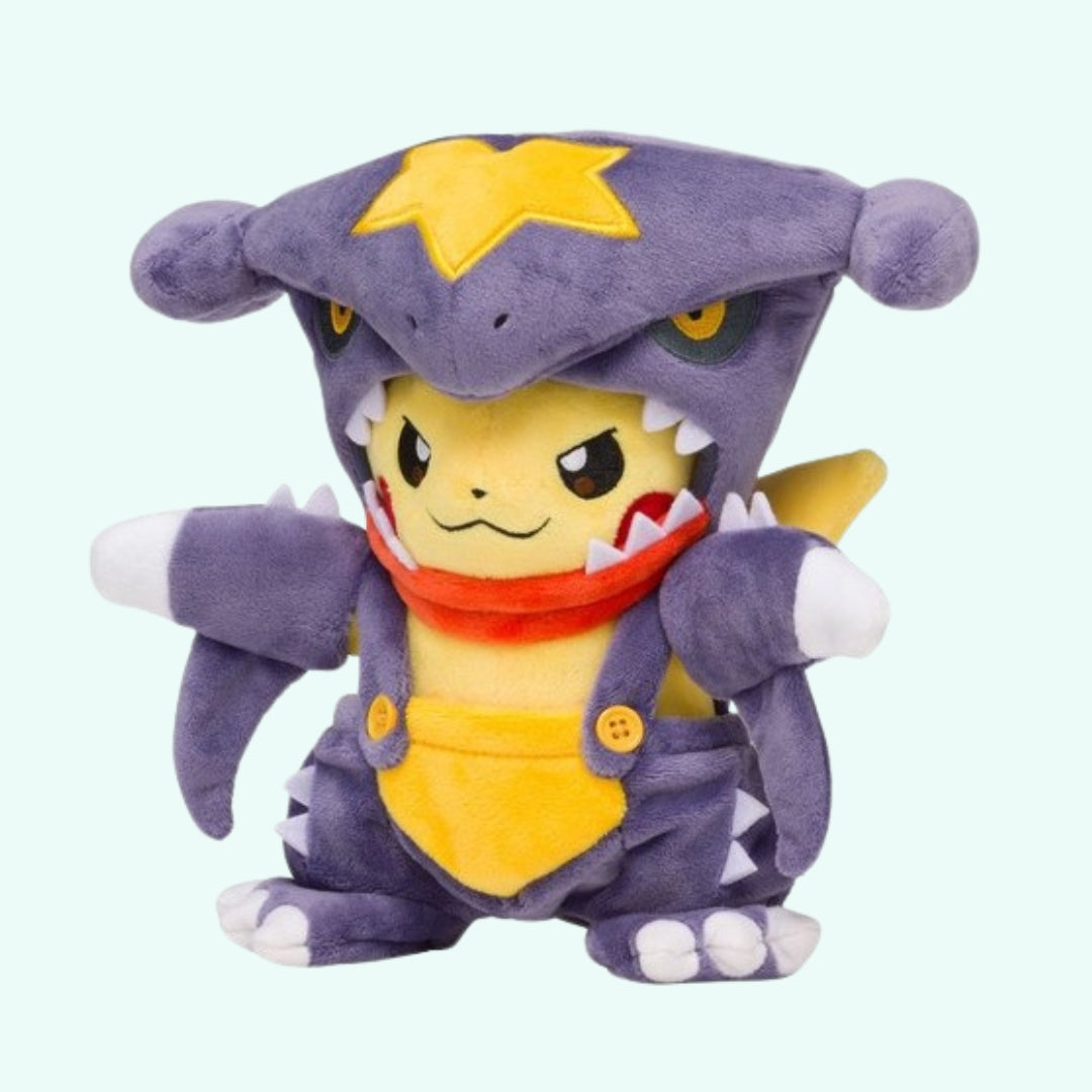 Peluche Pikachu déguisé Carchacrok adorable collection geek La compagnie de la peluche
