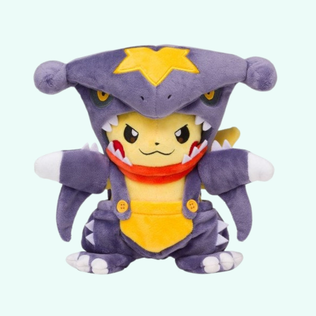 Peluche Pikachu déguisé Carchacrok adorable collection geek La compagnie de la peluche