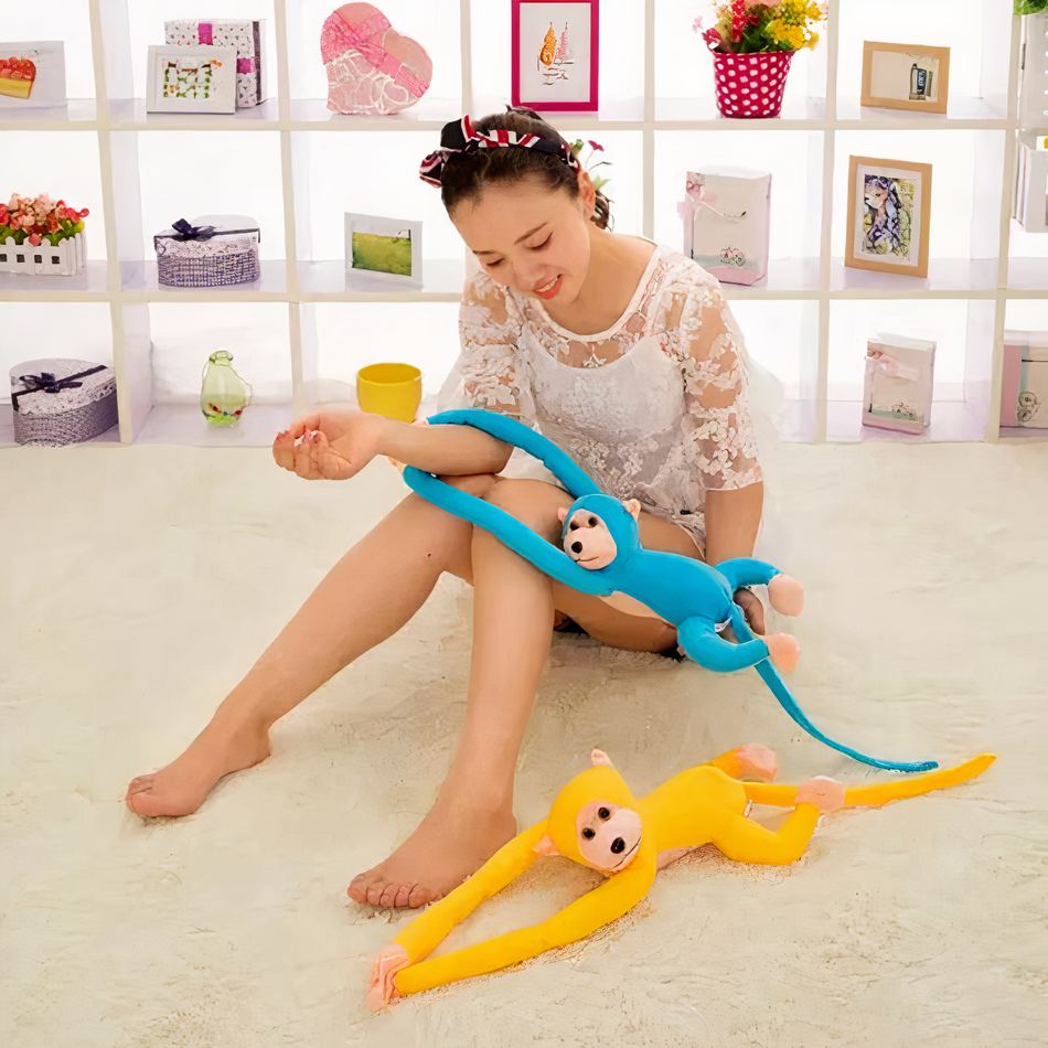 Peluche singe kawaii jaune moelleux longue queue enfant La compagnie de la peluche