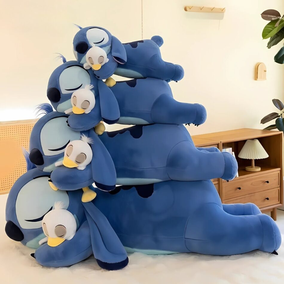 Peluche Stitch douce allongée avec canard câlin 50-cm-2 La compagnie de la peluche