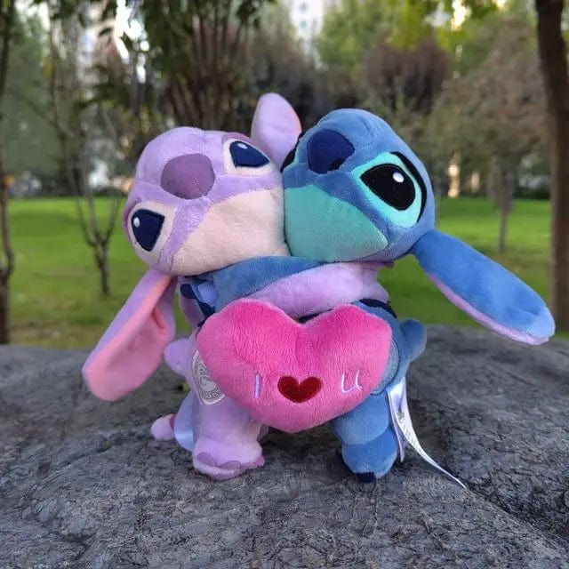 Peluche Stitch et Angel qui se câline