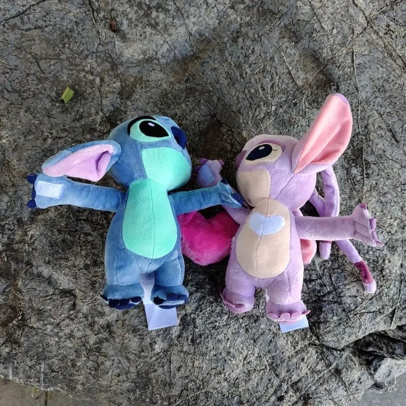 Peluche Stitch et Angel qui se câline
