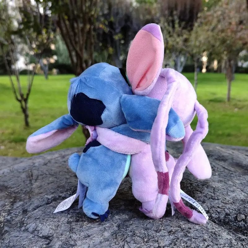 Peluche Stitch et Angel qui se câline